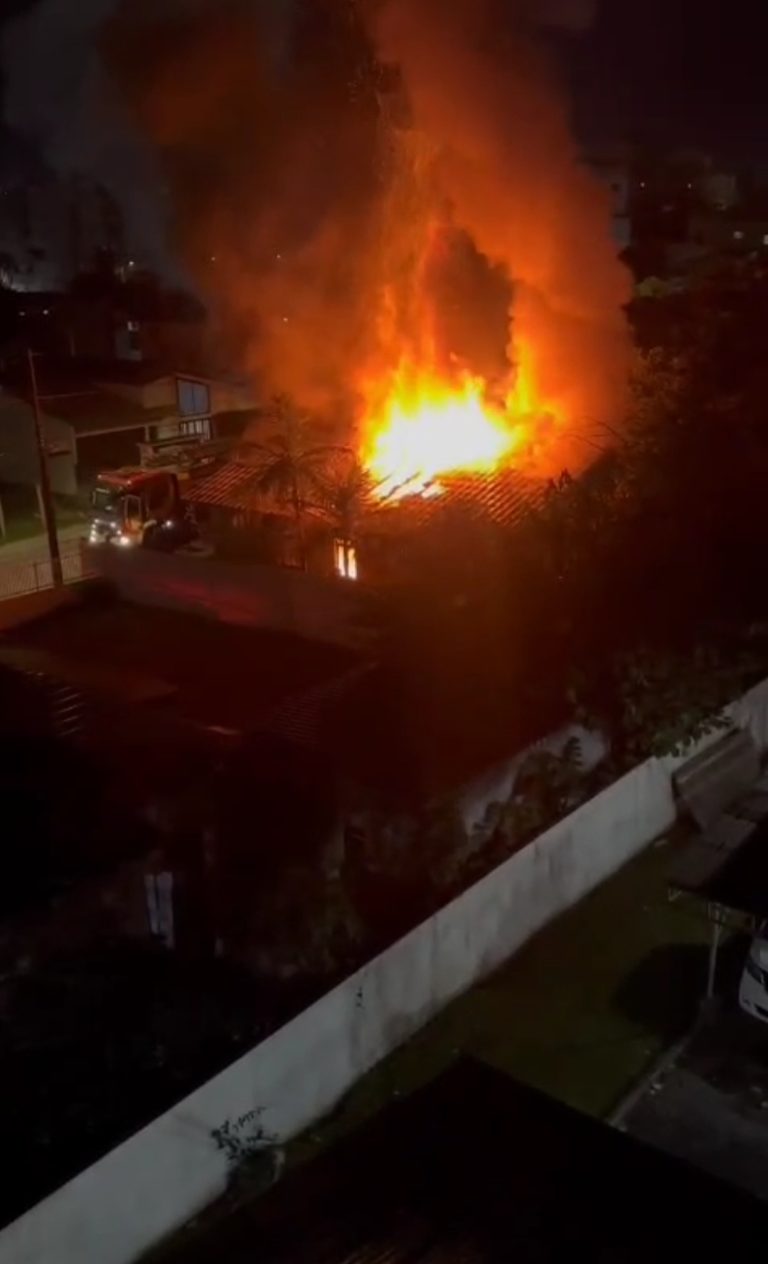 (VÍDEO) Residência é consumida por incêndio na madrugada deste sábado