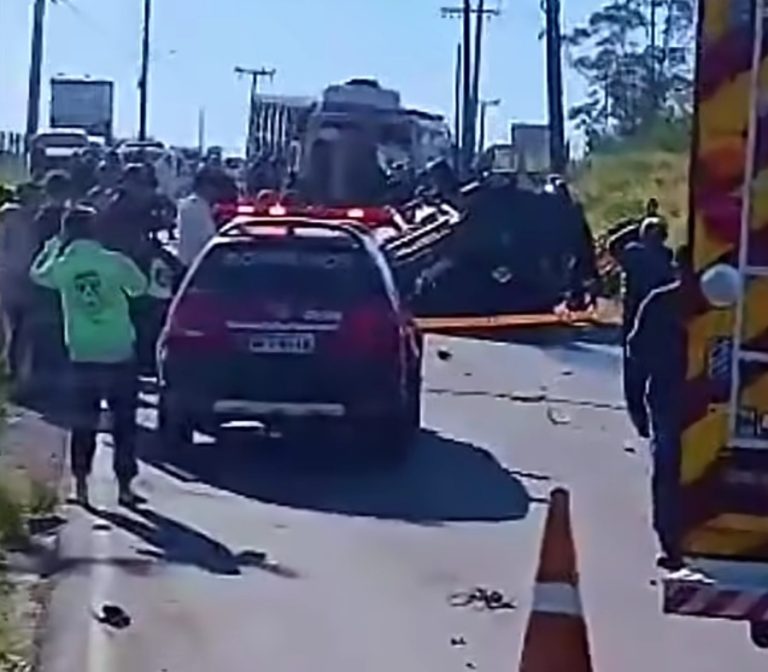 Colisão entre carros e caminhão bloqueia rodovia em Lauro Müller