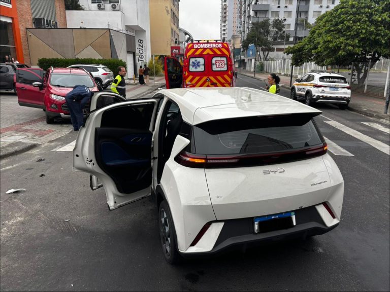 Colisão entre carro elétrico e SUV deixa três feridos no Centro de Criciúma