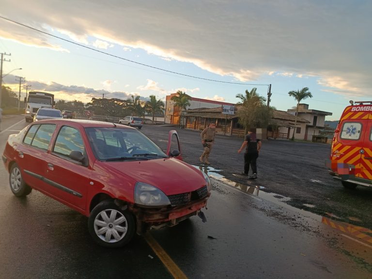 Mulher fica ferida em colisão entre carros em Morro da Fumaça