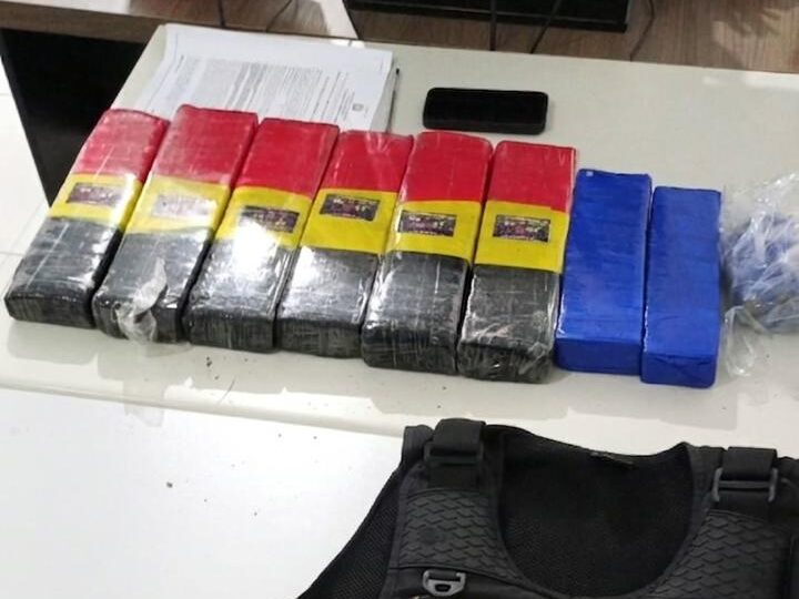 Homem tenta jogar mais de 7kg de maconha pela sacada, mas é preso em SC