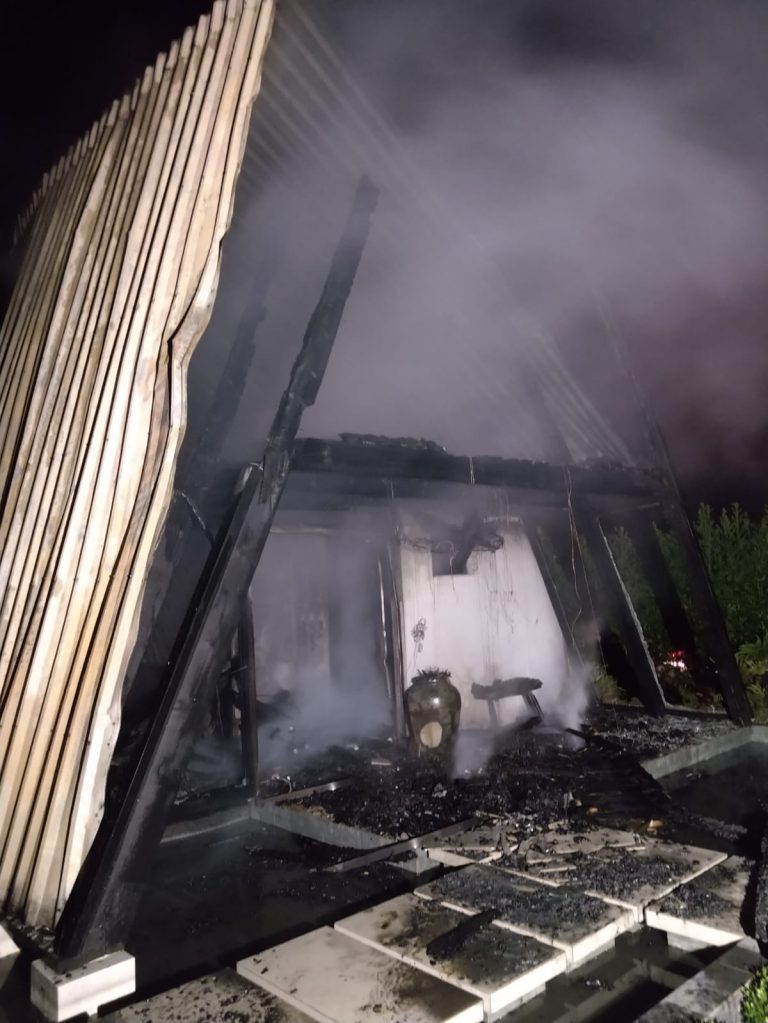 (Vídeo) Incêndio destrói residência de dois pavimentos em Jacinto Machado