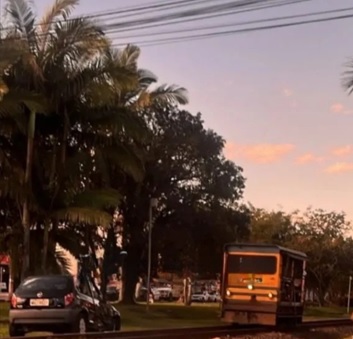Motorista fica ferida ao ser atingida por máquina nos trilhos em Içara