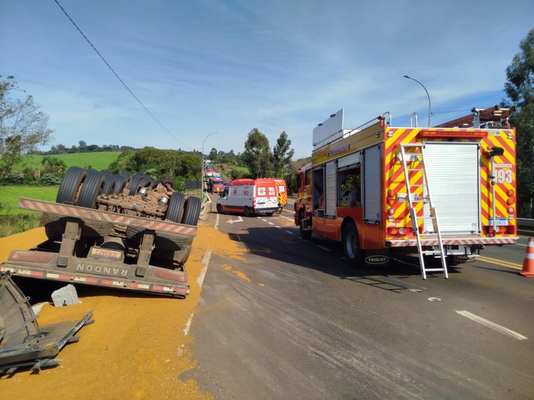 Mulher morre soterrada por carga de ração em acidente de trânsito na BR-282