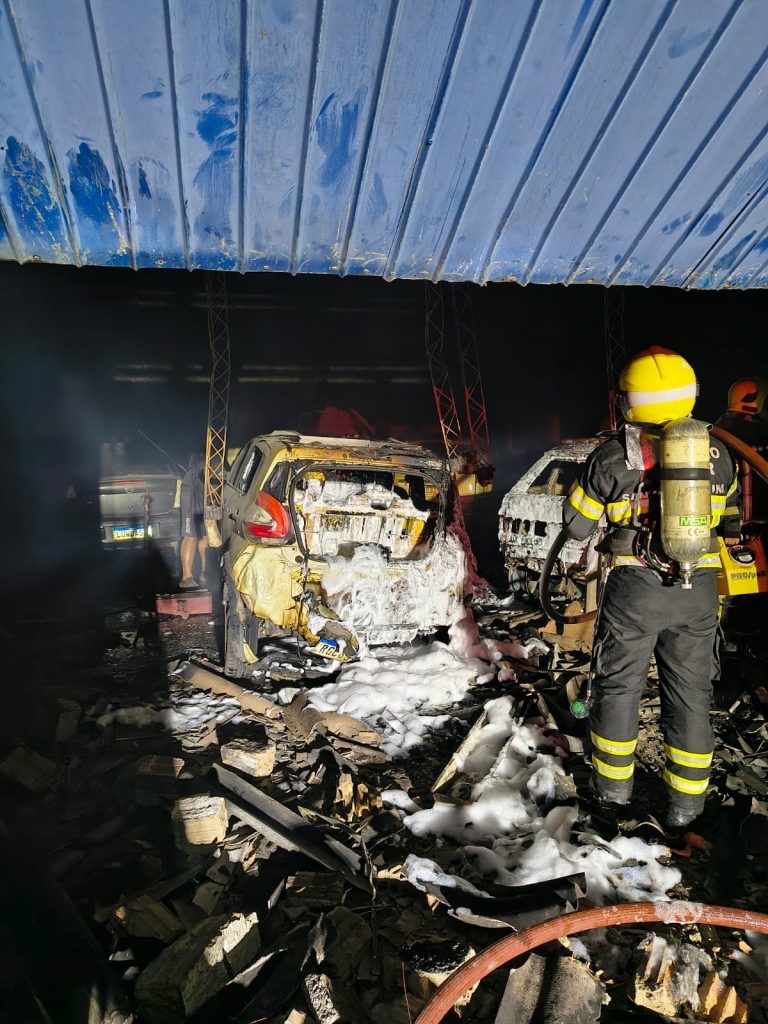 Incêndio atinge oficina e destrói cinco veículos durante a noite em Tubarão