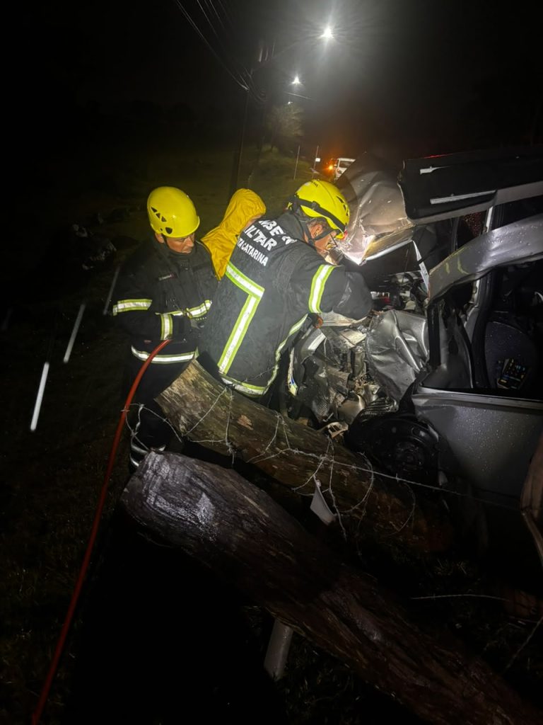 Acidente deixa jovem gravemente ferido e preso às ferragens em Criciúma