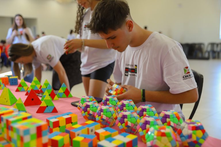 Criciúma: Estudantes participam do 6º Campeonato Interclubes de Cubo Mágico