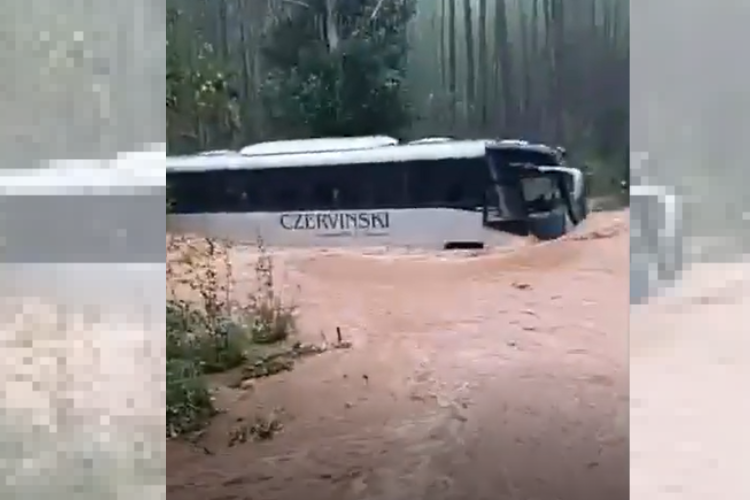 (VÍDEO) Ônibus de turismo é arrastado por correnteza durante temporal no RS