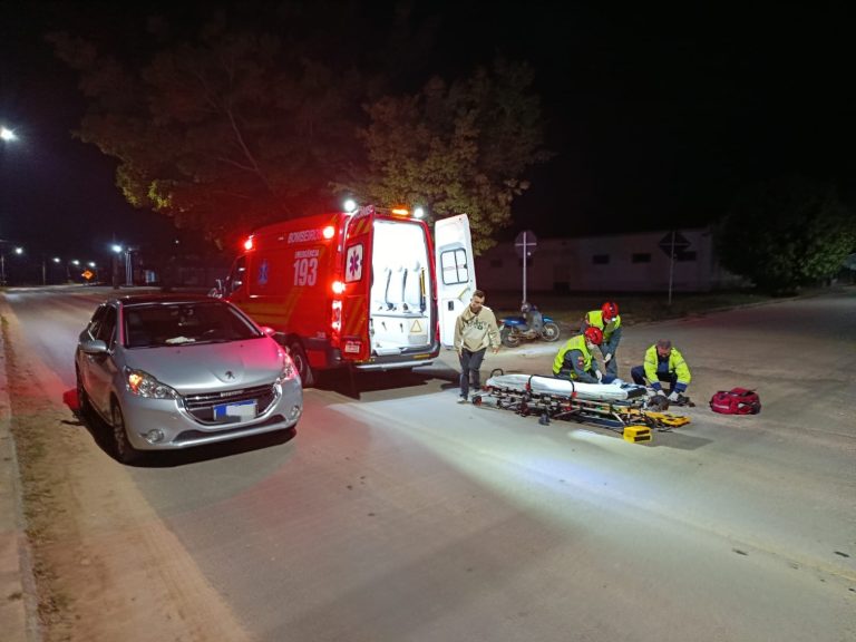 Mulher fica ferida em acidente entre moto e carro na Esplanada