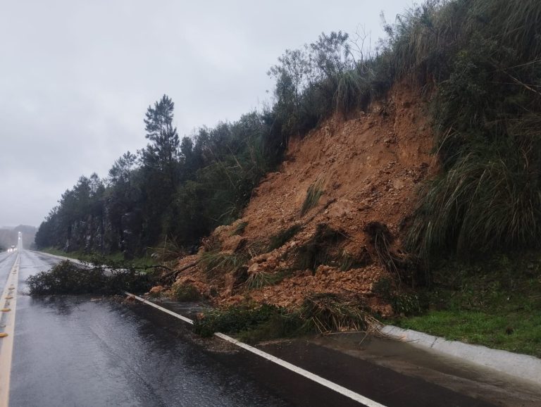 Rodovia federal de Lages está interditada por queda de barreira