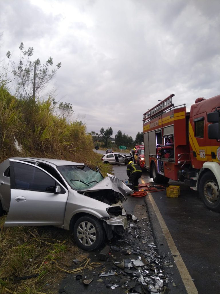 Acidente grave deixa pessoa encarcerada em carro na Vila Zuleima