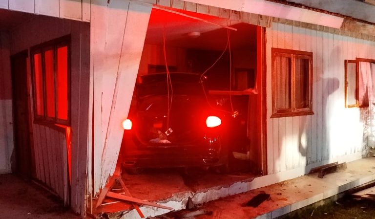 Morador acorda com carro dentro de casa no Alto Vale; motorista fugiu