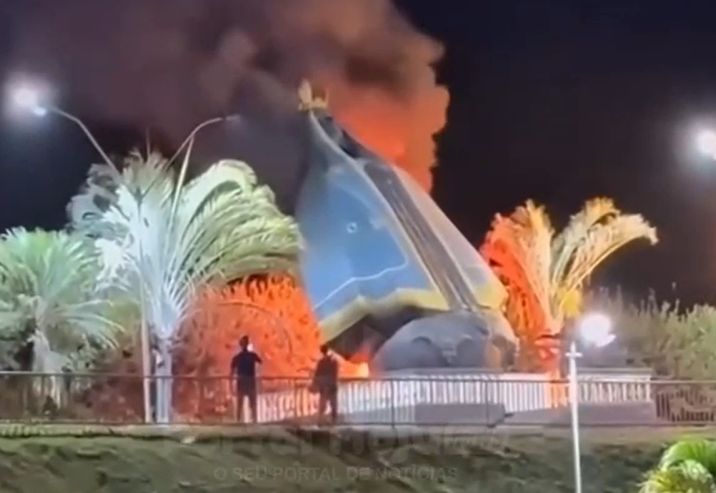(VÍDEO) Incêndio destrói imagem de Nossa Senhora Aparecida em Nerópolis