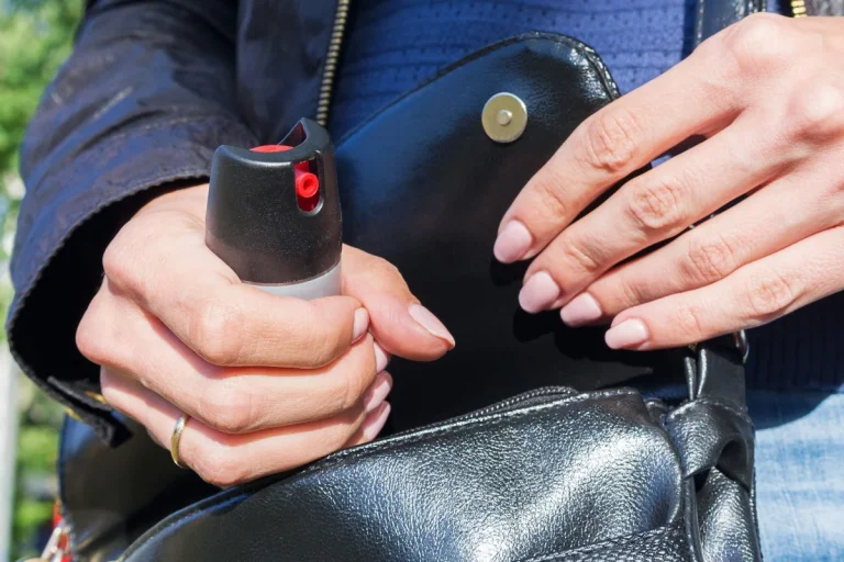 Lei que libera spray de pimenta para defesa pessoal feminina entra em vigor