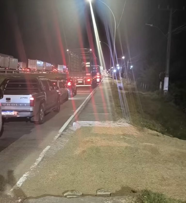 Trânsito segue parado na Ponte Anita Garibaldi na BR-101