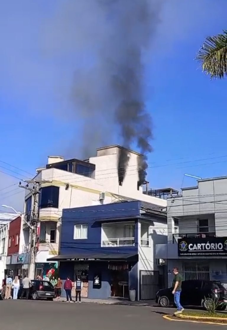 (VÍDEOS) Princípio de incêndio em prédio é registrado em Siderópolis