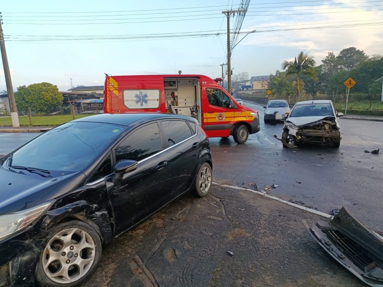 Adolescente de 14 anos se envolve em acidente entre dois carros em Criciúma