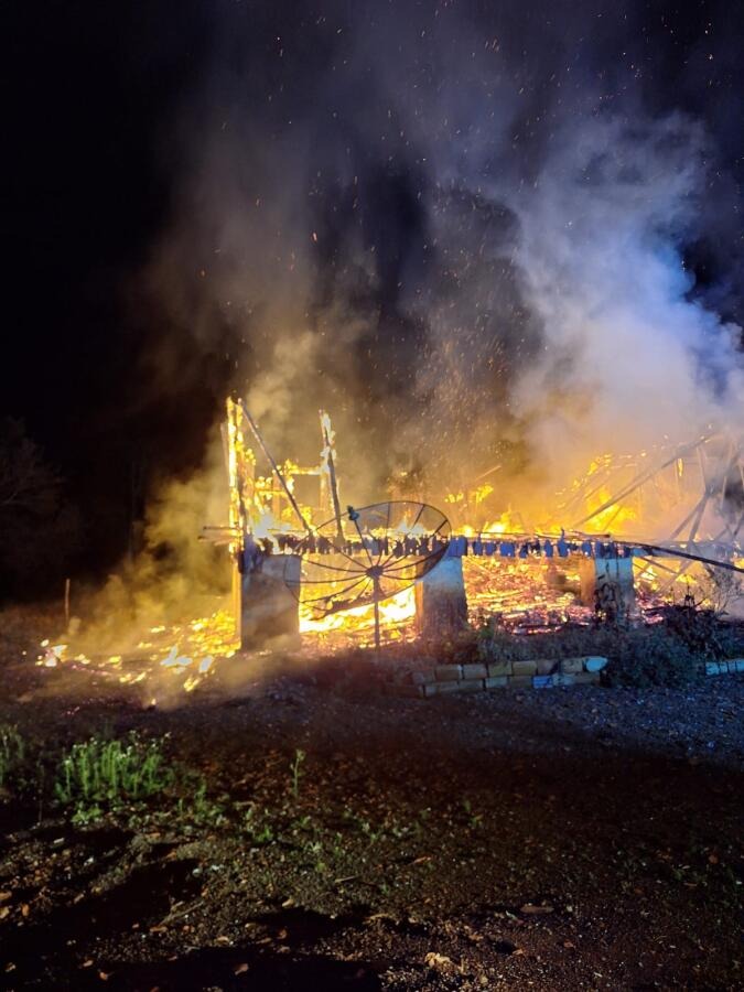 Casa é totalmente destruída por incêndio e mobiliza bombeiros em SC