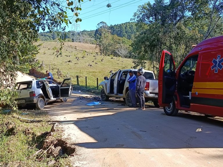 Homem morre após colisão frontal entre carro e caminhonete em Cocal do Sul