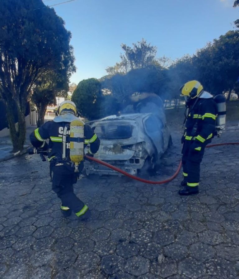 Carregador de celular causa incêndio que destrói carro de aplicativo em SC