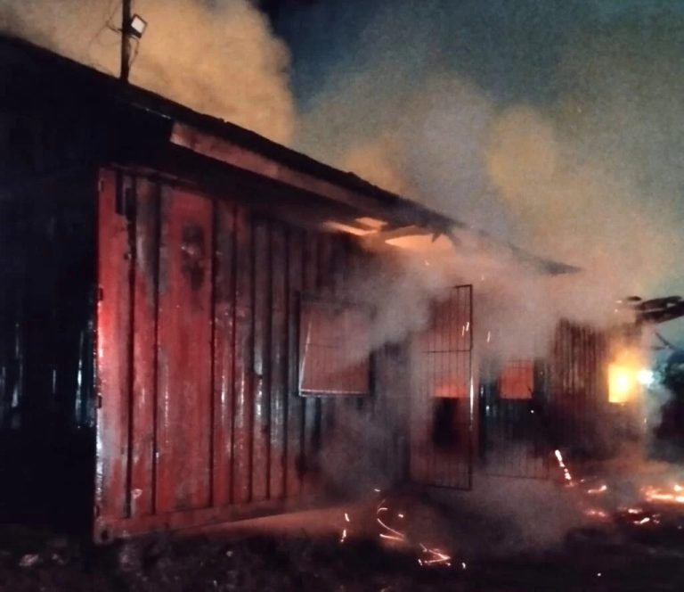 Incêndio atinge escritório de empresa em Navegantes