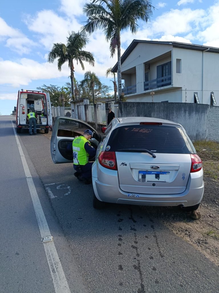 Mulher fica ferida após colisão entre carro e micro-ônibus na SC-443