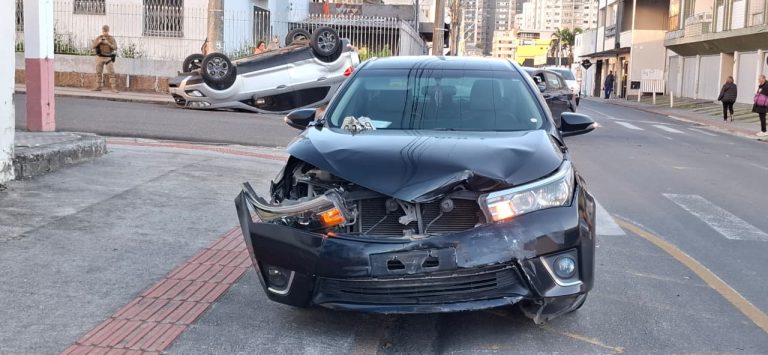 Carro capota no Centro de Criciúma, entre as ruas Maj. Acácio e Itajaí