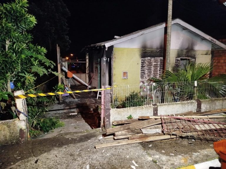 Residência é destruída por incêndio durante a madrugada em Turvo