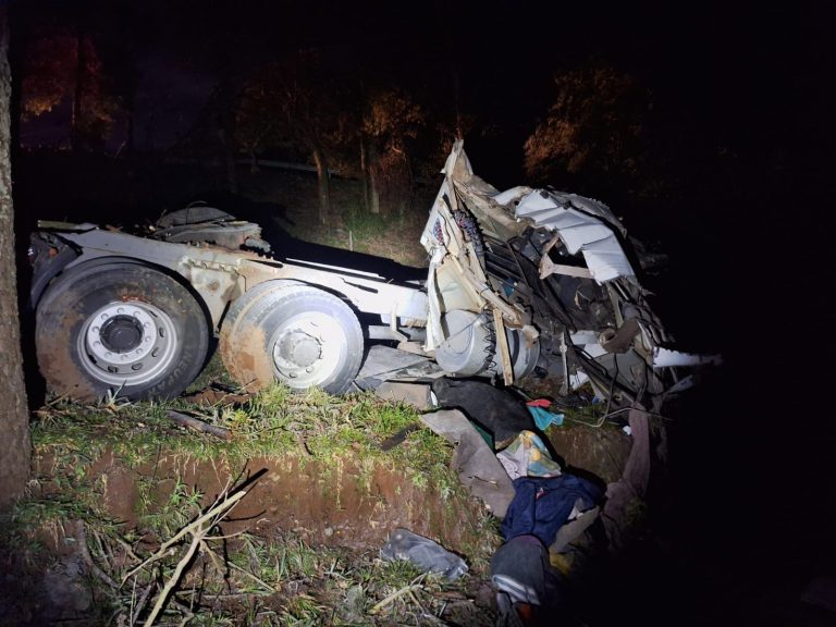 Caminhoneiro morre após perder o controle e capotar veículo na SC-355