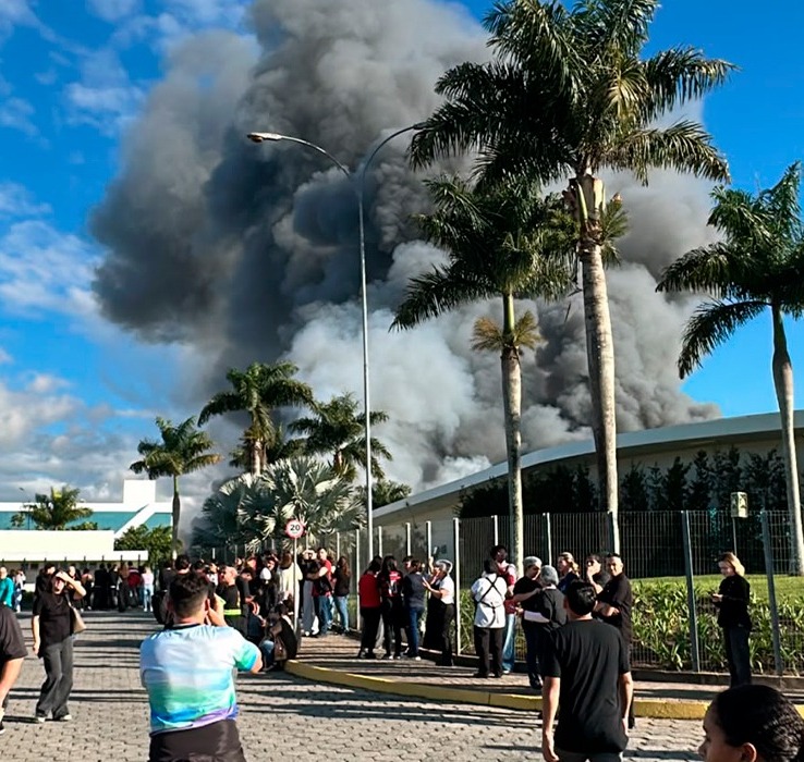 Incêndio de grandes proporções atinge fábrica têxtil