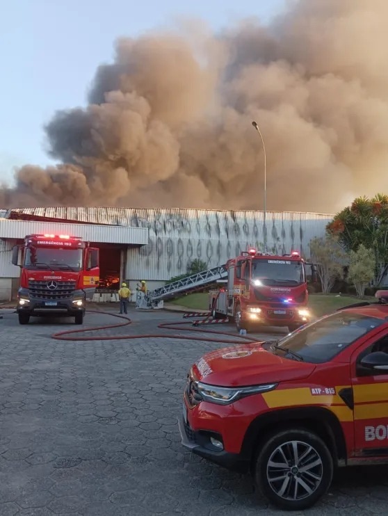 (Vídeo) Incêndio de grandes proporções atinge fábrica da Colcci em SC