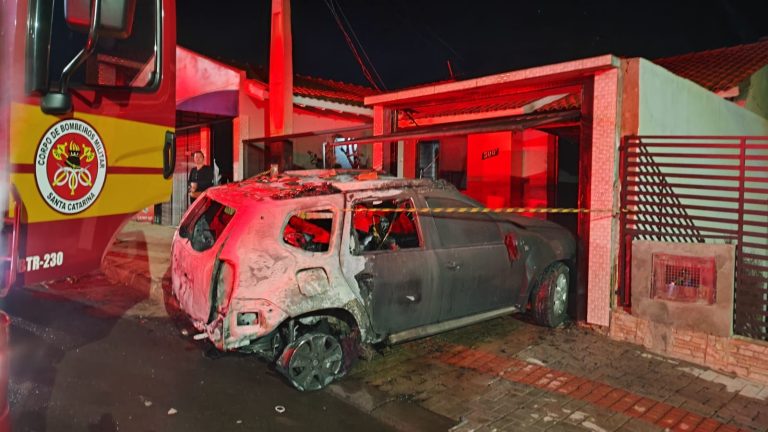 Carro é destruído por incêndio durante a madrugada em Chapecó