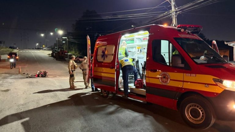 Motociclista tem perna amputada após colisão com caminhão em SC