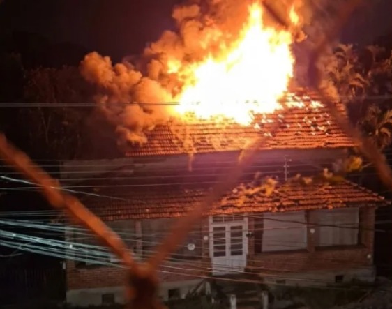 Casarão antigo é atingido por incêndio durante a madrugada em Indaial