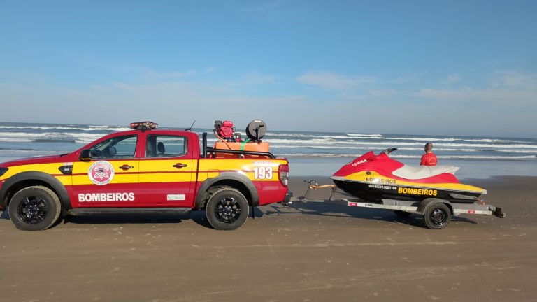 Barco com pescadores fica à deriva em Balneário Rincão e mobiliza resgate