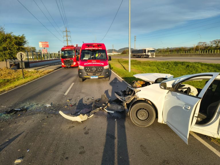 Colisão entre carro e caminhão deixa homem ferido na BR-101, em Tubarão