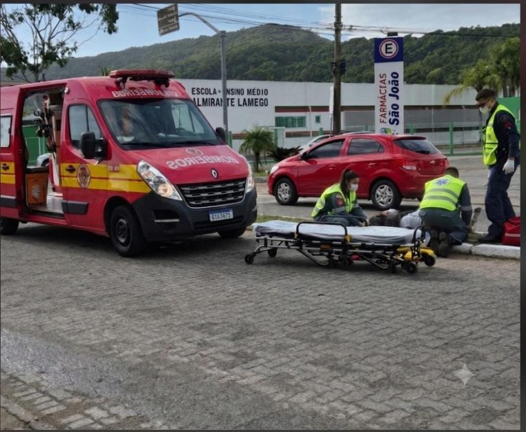 Colisão entre moto e carro deixa motociclista ferido no Centro de Laguna