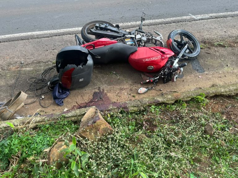 Motociclista morre após tentar ultrapassar carreta em curva proibida em SC
