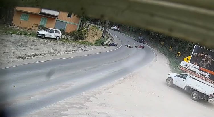 (Vídeo) Dois motociclistas ficam feridos após colisão com caminhonete em SC