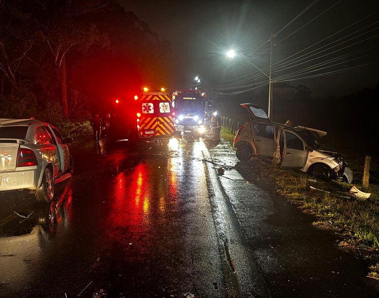 Acidente com veículos batendo de frente deixa motorista preso às ferragens