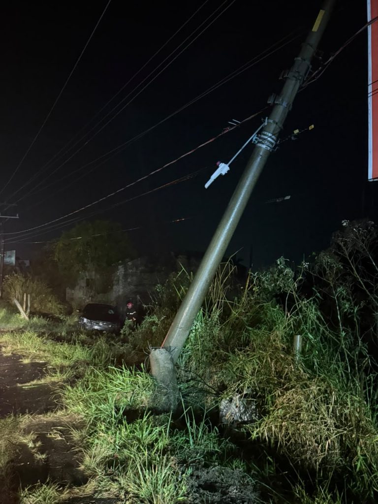 Jovem fica ferido após perder controle do carro e atingir poste em SC