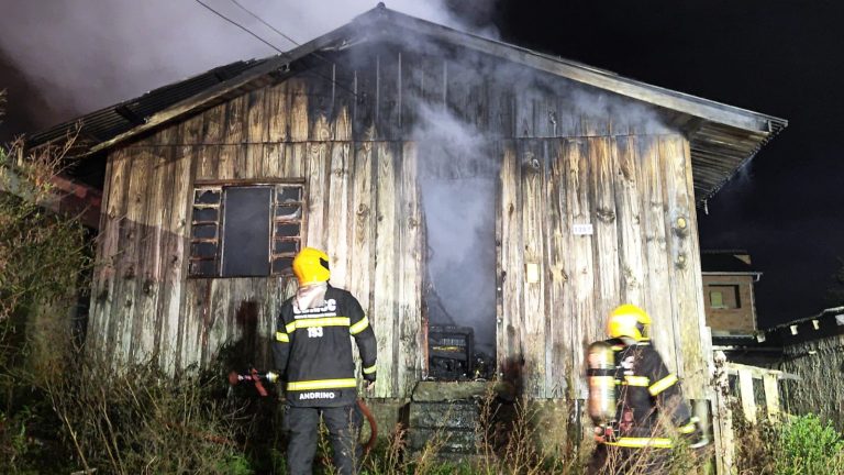 Incêndio atinge casa de madeira e mobiliza bombeiros em Lages