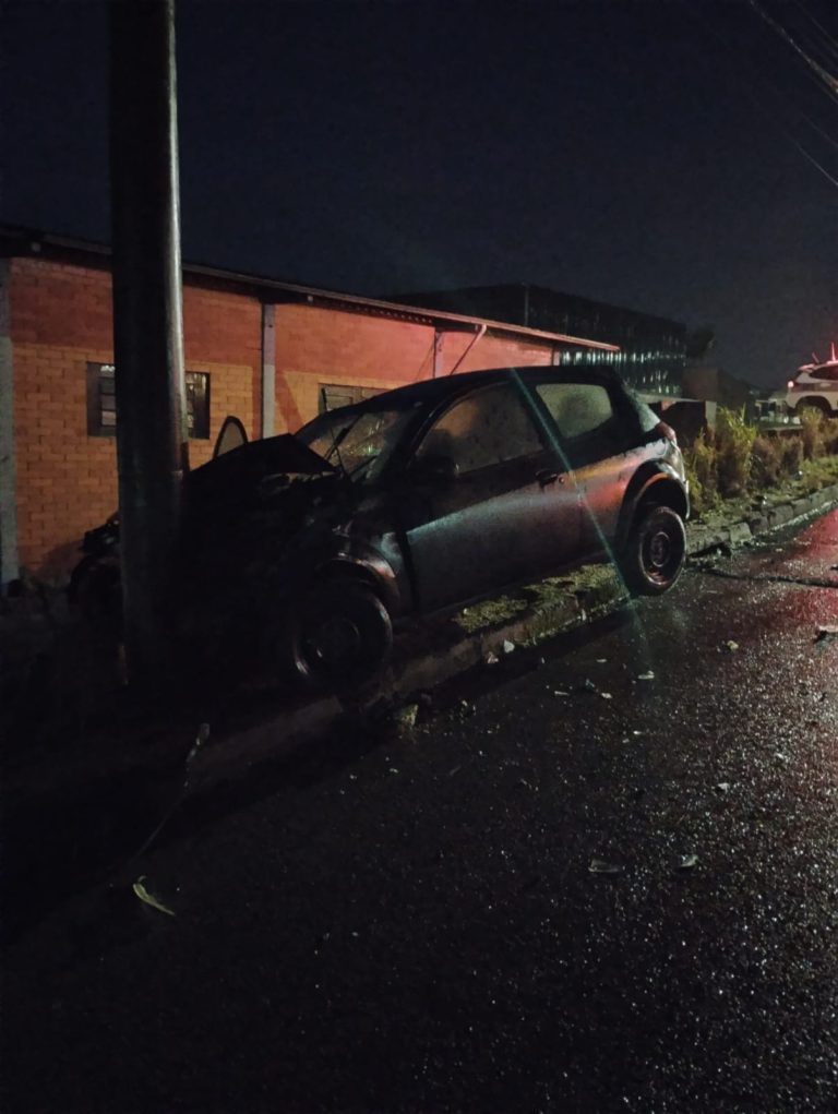 Dois homens ficam feridos após carro atingir poste em Orleans