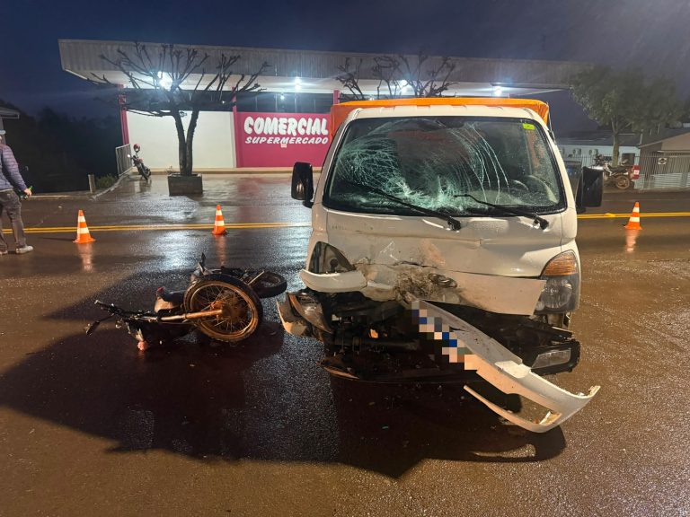 Colisão entre caminhonete e moto deixa adolescente gravemente ferido em SC