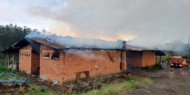 Incêndio destrói estufa de fumo e causa prejuízo de R$ 200 mil em SC