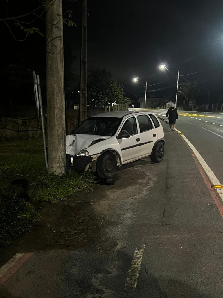 Jovem de 22 anos fica ferida após carro colidir contra poste em Araranguá
