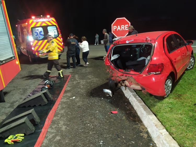 Colisão entre dois carros deixa homem preso às ferragens na BR-282