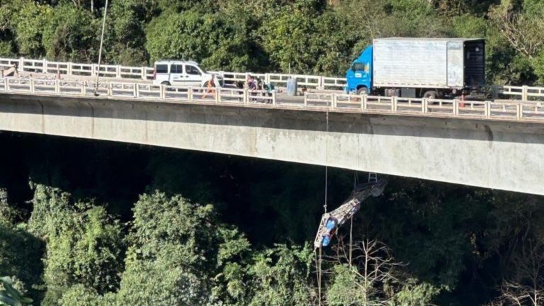 Trabalhador fica gravemente ferido após queda de 15 metros em ponte de SC