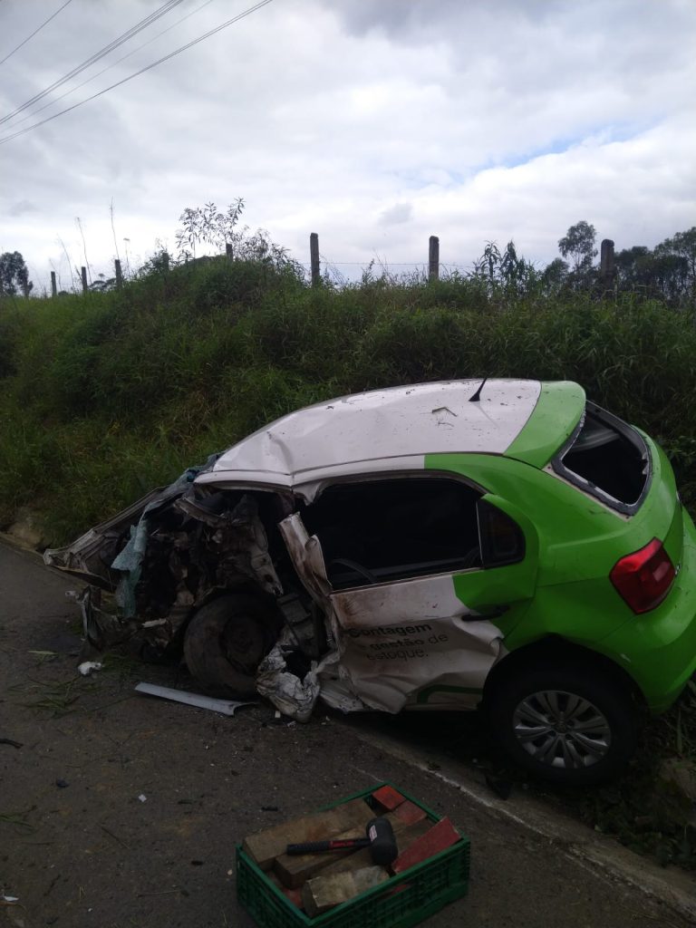 Motorista morre após colisão entre carro e caminhão em Criciúma