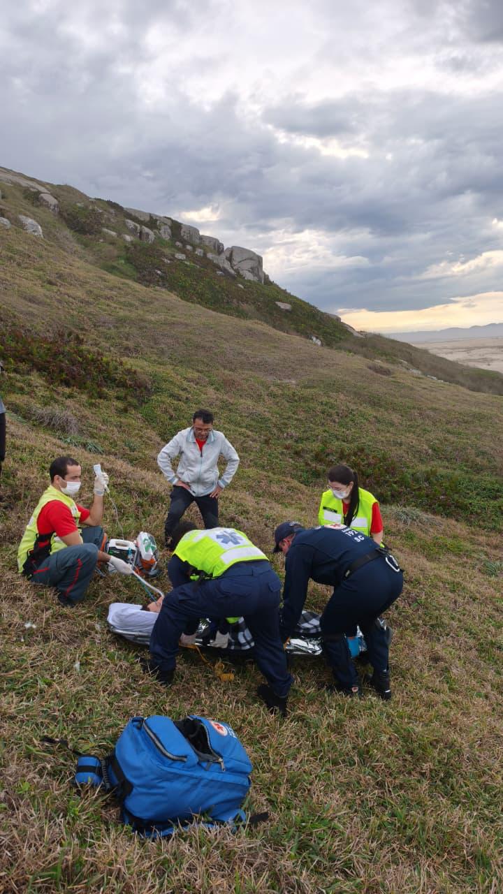 (vídeo) Homem sofre queda em tentativa de voo de parapente em Laguna